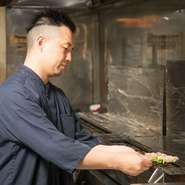 新鮮な朝引き鶏を焼鳥で。繊細な火入れでジューシーかつ柔らか