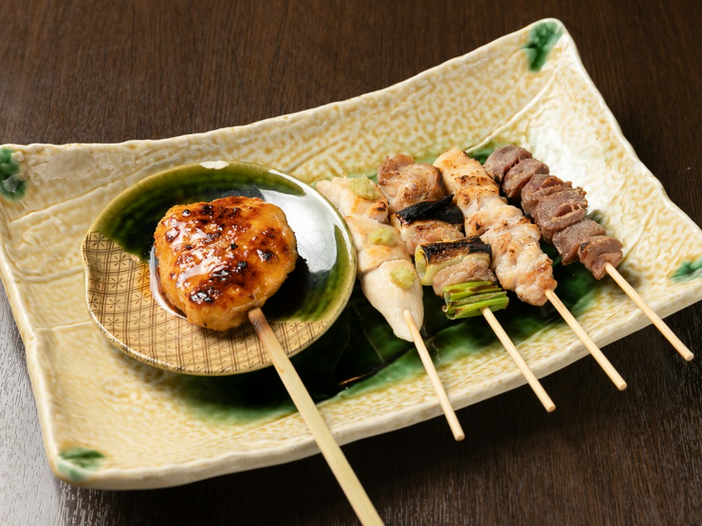ていねいな手作業で焼き上げた『焼き鳥盛り合わせ』