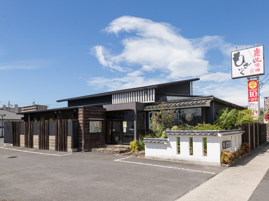 レインボーロード沿いに佇む焼肉店。広々とした駐車場を完備