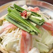 一年中提供されている鍋料理。一番人気は熟成醤油ベースの銀です。香川の白味噌が使用された金は、甘くてまろやかな味わいに仕上がっています。あっさり味の塩ダレベースの白、ピリ辛味がくせになる赤も絶品です。