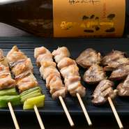 気軽につまめる焼鳥。朝締めの新鮮な鶏肉が使用されており、店内で丁寧に串打ちされています。いつでも焼きたてを提供してくれるのもうれしいポイント。牛ロースや牛タンなどの牛串焼きも人気です。（2本～注文可）