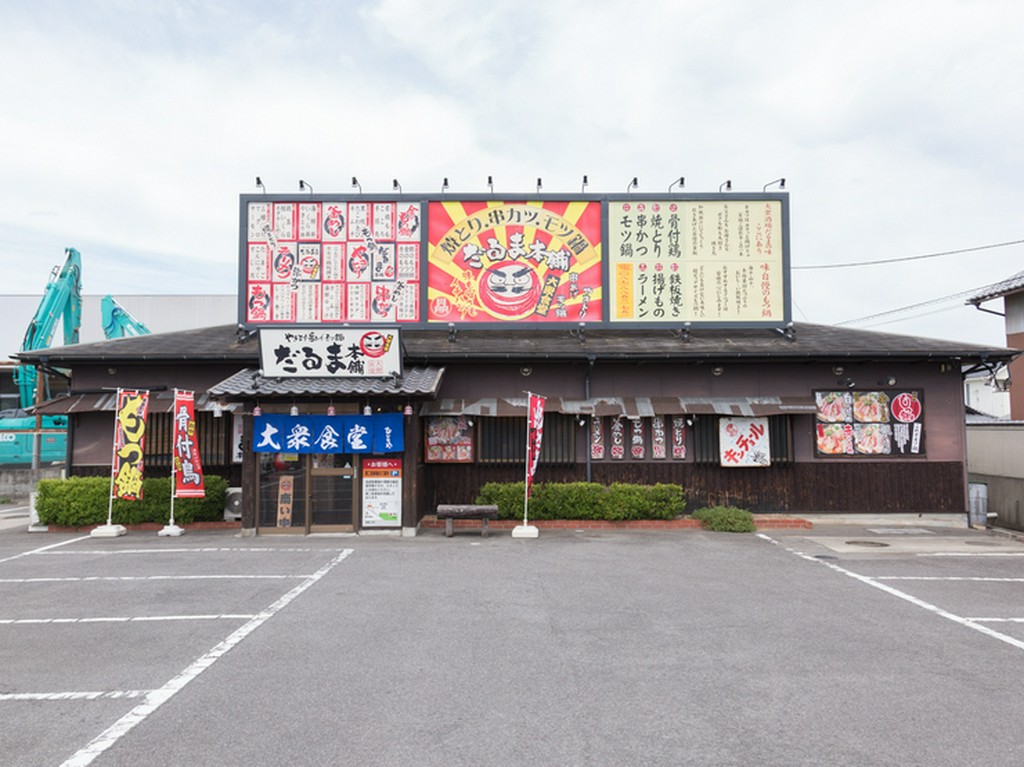 三木国分寺線沿いにある大衆酒場。広々とした駐車スペースを完備