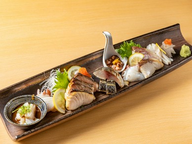 近海で水揚げされた鮮魚をふんだんに使った『刺身盛り合わせ』