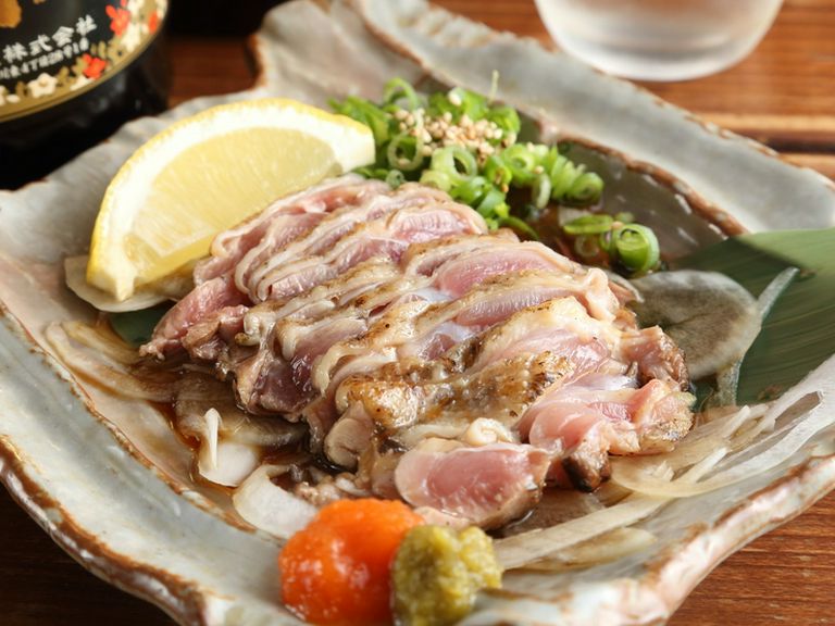 親鶏ならではの食感がやみつきになる『親鶏ももタタキ造り』