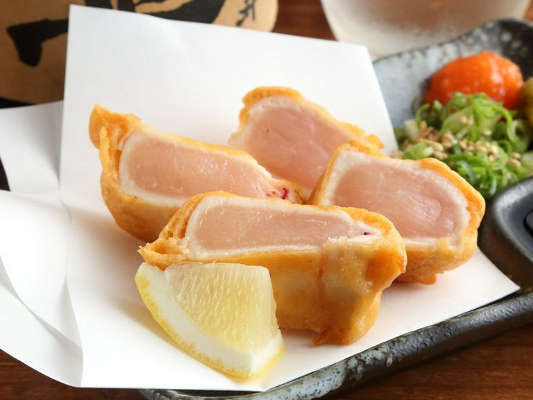 薄い衣に包まれた鶏ムネ肉を楽しむ『鶏ムネ肉のレア唐揚げ』　