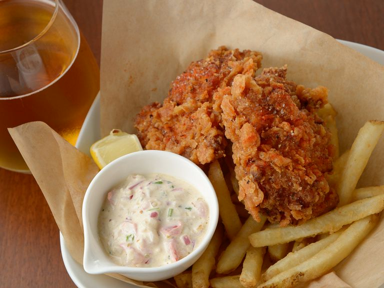 イギリスの定番メニューをアレンジ『国産鶏のチキン&チップス』