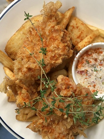 イギリスの定番メニューをアレンジ『国産鶏のチキン＆チップス』