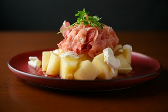 デザートにもぴったり『生ハムとリンゴ、クリームチーズwithハチミツ』