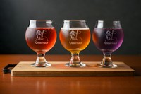 サイダーとはリンゴの果汁を発酵させて造られる醸造酒。
甘口やドライ、フルーティーなど多彩な味わいから3種を選べるサイダー飲み比べセットをご用意しております。好みの一杯を見つける楽しさが魅力です。