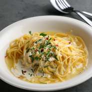 ペペロンチーノをベースに、さっぱりとしたレモンクリームで仕上げた『レモンパスタ』です。クリームですが重くなく、レモンのさわやかな酸味と香りが楽しめます。