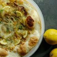 レモンを使用した商品も多く取り揃えております。
パスタ、ピザなど日替わりのメニューも豊富にご用意しています。画像はレモンとゴルゴンゾーラはちみつ添えのピザ1080円となります。