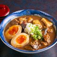 海鮮だけでなくお肉も食べたいというお客様の要望から生まれたメニュー。赤味噌と白味噌がブレンドされた特製の味噌で、じっくり煮込んだ牛すじは、口の中でとろける柔らかさ。日本酒が進みます。