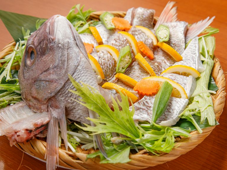 思わず歓声があがる華やかさ。シェアして食べたい『鮮魚の姿蒸し』