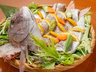 思わず歓声があがる華やかさ。シェアして食べたい『鮮魚の姿蒸し』