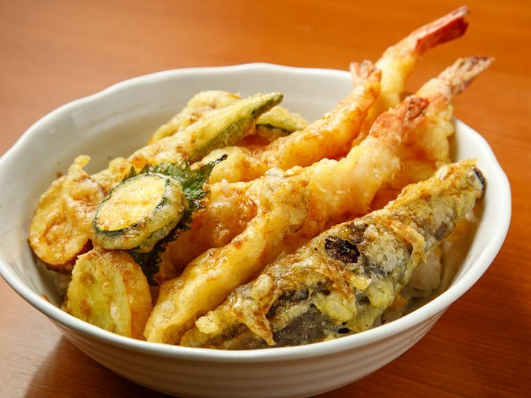 腹ペコの方に！　驚くべきボリュームに魅了される『天丼』