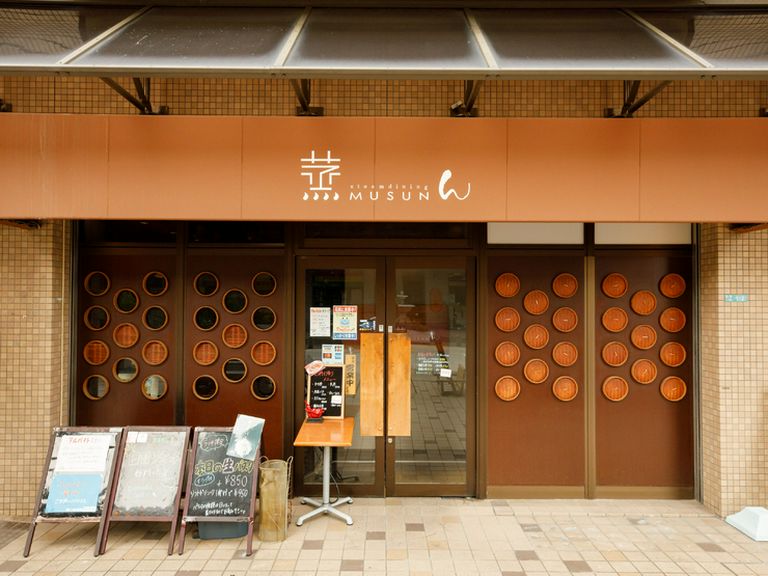 壁にずらりとはめ込まれたせいろのオブジェが印象的