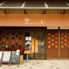 壁にずらりとはめ込まれたせいろのオブジェが印象的