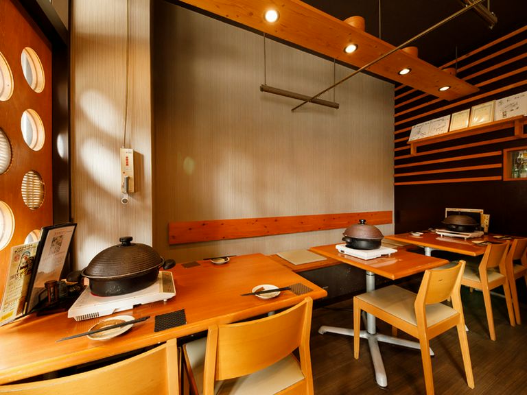 ランチタイムも営業中。ランチコース、日替わりランチもあり