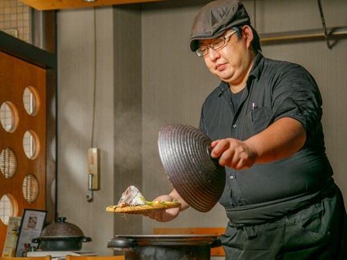 みんなで楽しく食事をして欲しいと語る店主の泉氏