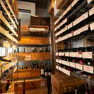 店内にはワインセラーがあり、フランス産を中心に約100種類が揃います。