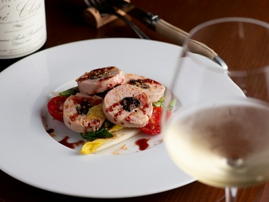 シェフのオリジナルレシピによる前菜『フォアグラとイチジクの燻製サラダ仕立て』