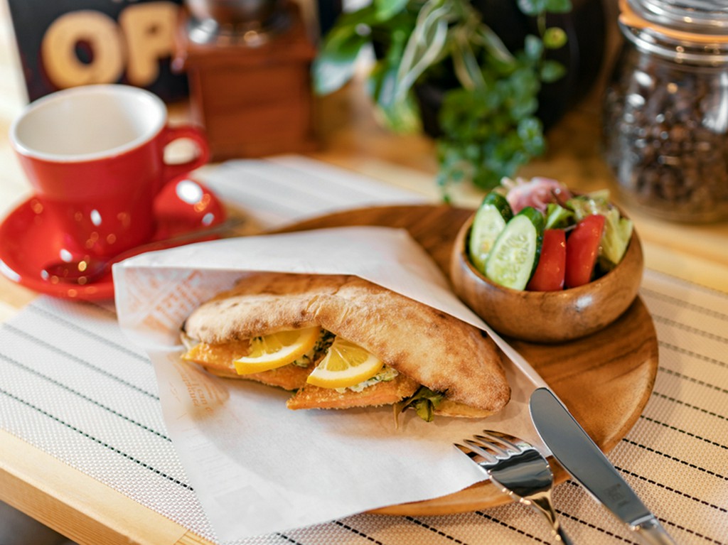 ピザ生地と地元の信州サーモンを使用したオススメの『軽井沢パニーニ』