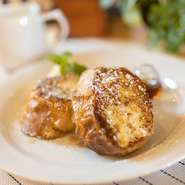 モーニングタイムでは、お値段変わらずサラダとドリンクが付いてきます。地元の浅間小町卵に前の晩からバケットを漬け込んで焼くことで、外はかりっと、中はプルプルでプリンのような食感が楽しめます！