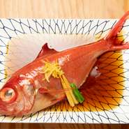 醤油、酒、砂糖等の煮汁は、魚の脂の乗りなどを見て配合を変えるこだわりぶり。その調味料でじっくり煮ることで、魚のおいしさを残しつつ、しっかりと味を含ませています。魚のおいしさを改めて実感できる一皿です。