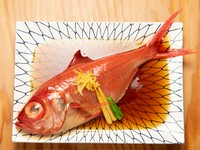 どんな魚の煮付けを味わえるかは、その日の仕入れ次第。旬の時期にぜひ食べておきたい『金目ダイ煮付け』