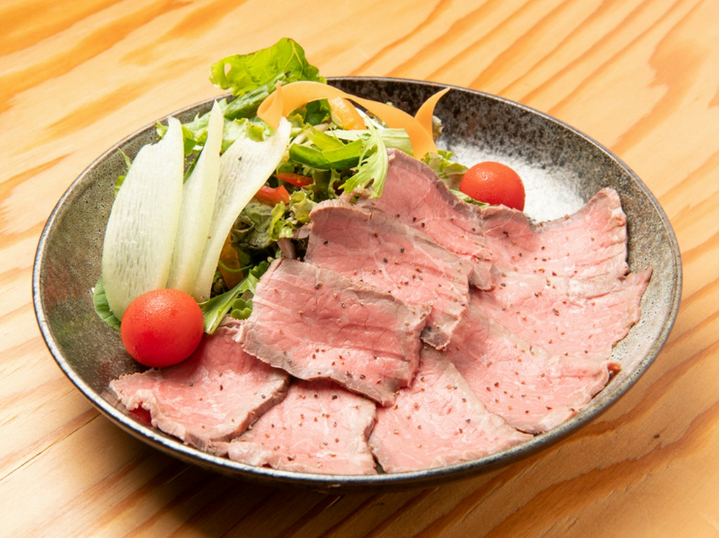 中心はローズ色でジューシーな仕上がり。噛むごとに肉の旨みが口の中に広がる『信州牛ローストビーフ』