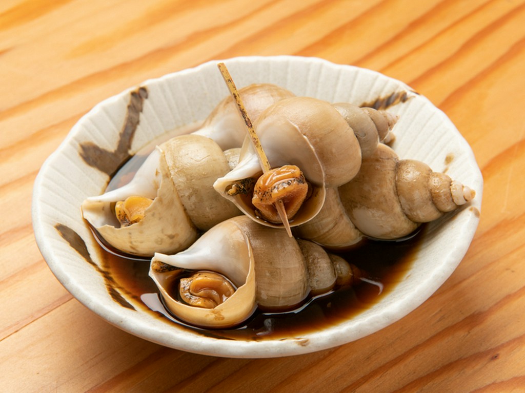 食材ごとに煮込む時間や調味料の配合を変える煮物は、店の看板料理。この『バイ貝うま煮』も酒肴にぴったり