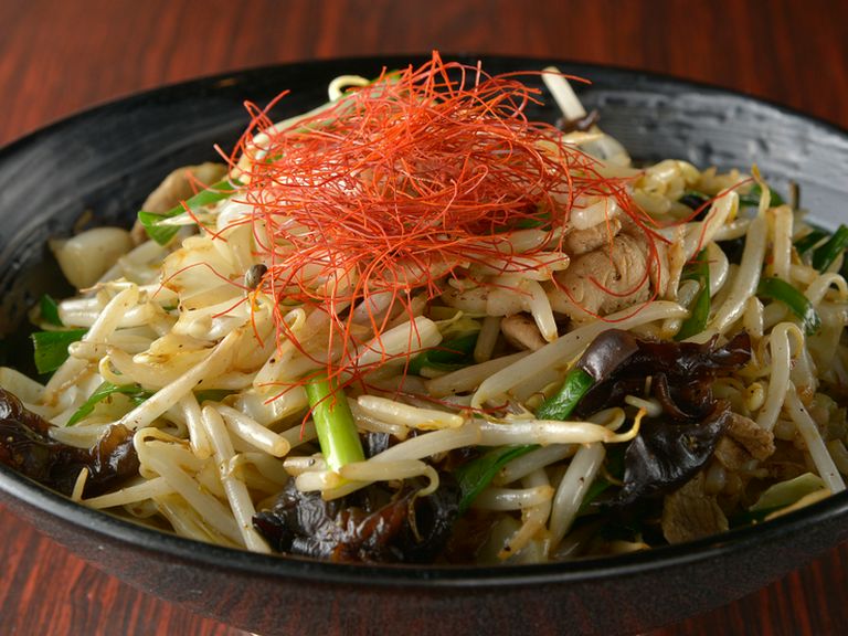 店一番の人気メニューである「肉野菜炒め」をピリ辛味に仕上げた『しびれ野菜炒め』