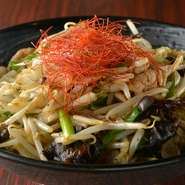 店一番の人気メニューである「肉野菜炒め」をピリ辛味に仕上げた『しびれ野菜炒め』