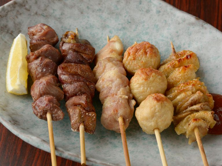 やっぱり居酒屋といえば焼鳥。その代表的メニューをセットにした『串焼き鳥5本盛合わせ』