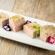 ピスタチオのアクセントが効いた鴨肉の深い味わいが楽しめるテリーヌです。