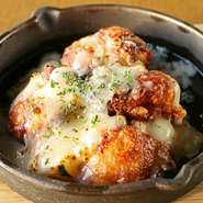 希少部位の鶏トロをオリジナルブレンドのスパイスとヨーグルトでマリネ。鶏トロの旨味とチーズのコクのバランスがよく、ビールとも相性抜群！