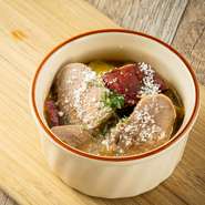 ピリ辛スパイスで煮込んだラムタンは柔らかくジューシー。風味豊かで香り高い一品です。