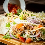 表面を焼き上げサクサク歯切れの良いトリッパの食感がアクセントになっているサラダ。