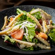 表面を焼き上げサクサク歯切れの良いトリッパの食感がアクセントになっているサラダ。