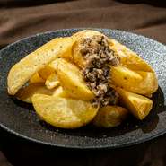 自社開発のトリュフオイル「トリュフの品格」と、ついつまんでしまうポテトフライのコラボレーション。トリュフの香りがたまらないワンランクアップのちょっと贅沢ポテトフライ。