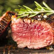 ピートの香りで燻製した質のいい牛ステーキを豪快にグリル。肉の旨味を存分に堪能できる一品です。
【価格】アンガス牛300g 3740円
【価格】牛フィレ肉200g 3740円