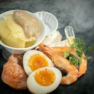 肉や魚介、野菜を一つ一つ丁寧に燻製した一皿。蓋を開けた瞬間食欲をそそる薫香が広がる必ず食べていただきたい1品です！
＊内容は日替わりになりますのでスタッフまでご確認ください。