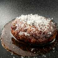 黒ビール(スタウト)を練り込み深みのある味わいと肉肉しさを全面にジューシーに仕上げています。