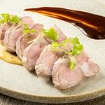 数種類のスパイスで一晩マリネし辛さの中にも旨味がある一品。ぜひビールとご一緒に。