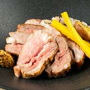 生後1年以内の仔羊の肉で、柔らかくほどよい脂がのっています。グリルすることで余分な水分、脂を落とし旨味を閉じ込めています。