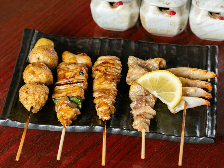 タレと塩味が味わえる、人気のつくねが入った『串盛り合わせ(5本)』