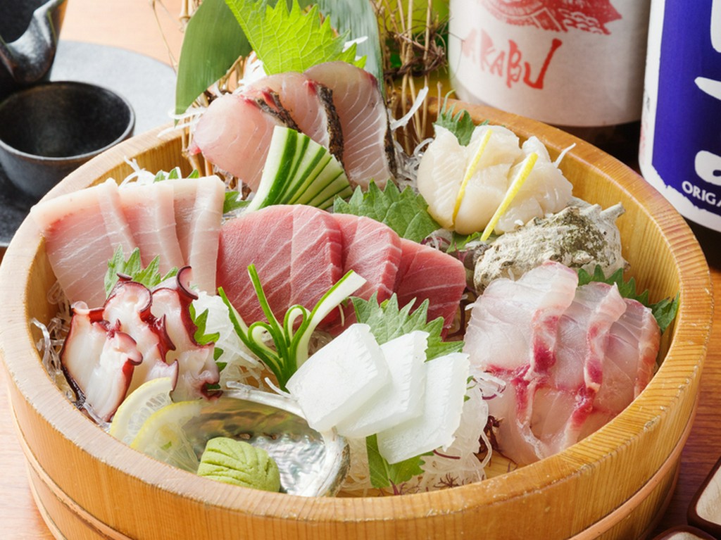 まずはこれで一杯どうぞ『お任せ7点刺盛 魚まみれ』