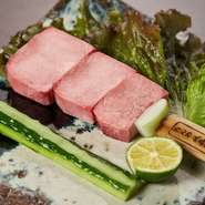 品川の食肉市場から直送の鮮度抜群の黒毛和牛の牛タン。血抜き処理をし、冷蔵庫で1か月熟成させ、牛タン2キロから300グラムしか取れない超希少部分を1.5センチの厚みにカット。衝撃のおいしさを味わって。
