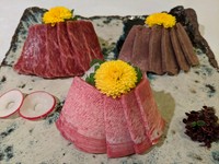 これら3品のお刺身は鮮度抜群で自慢の一品です。牛タンの刺身はタンの中から20％しかとれず、口の中でとろけます。さがりの刺身も貴重で至福の一品。牛タンの味噌漬けは塩味が効いていてお酒との相性も抜群です。