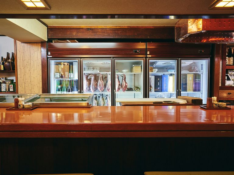 カウンター席の目の前には極上のタンと銘酒がずらり